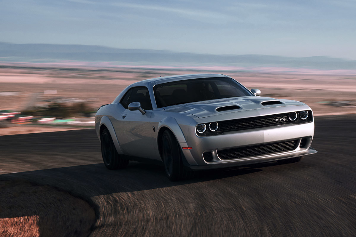 Dodge Challenger 2021 argent dans un virage.