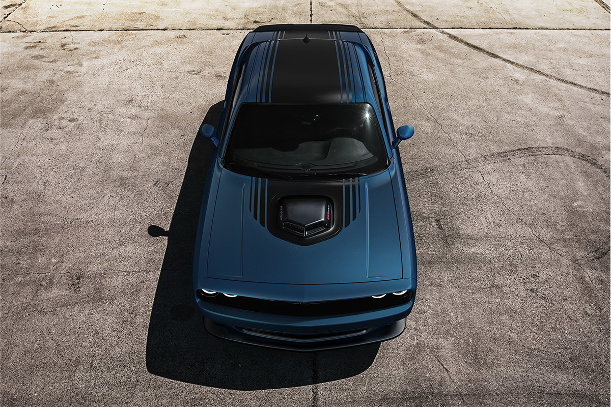 Vue de dessus d’une Dodge Challenger 2021 bleue avec l’ensemble SHAKER.