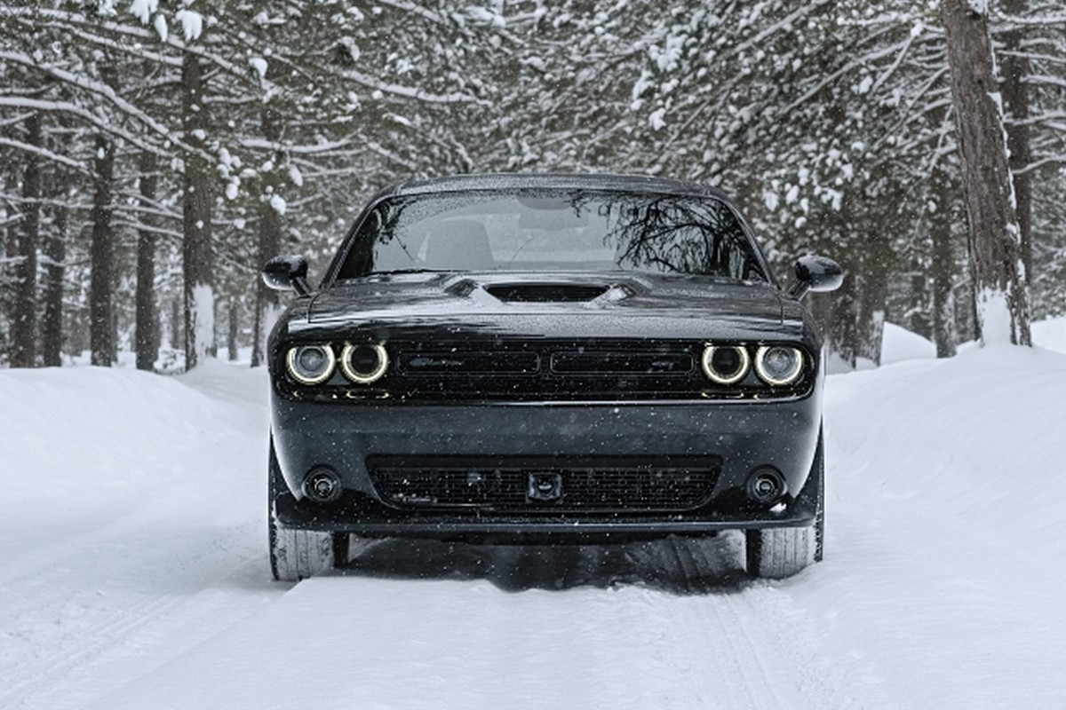 Dodge Challenger 2021 GT roulant dans la neige.