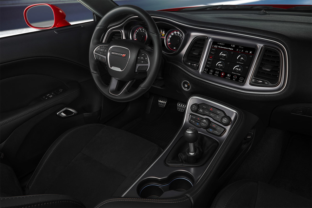 Image de l’habitacle de la Dodge Challenger 2021 mettant l’accent sur le volant, le levier de vitesses et le tableau de bord.