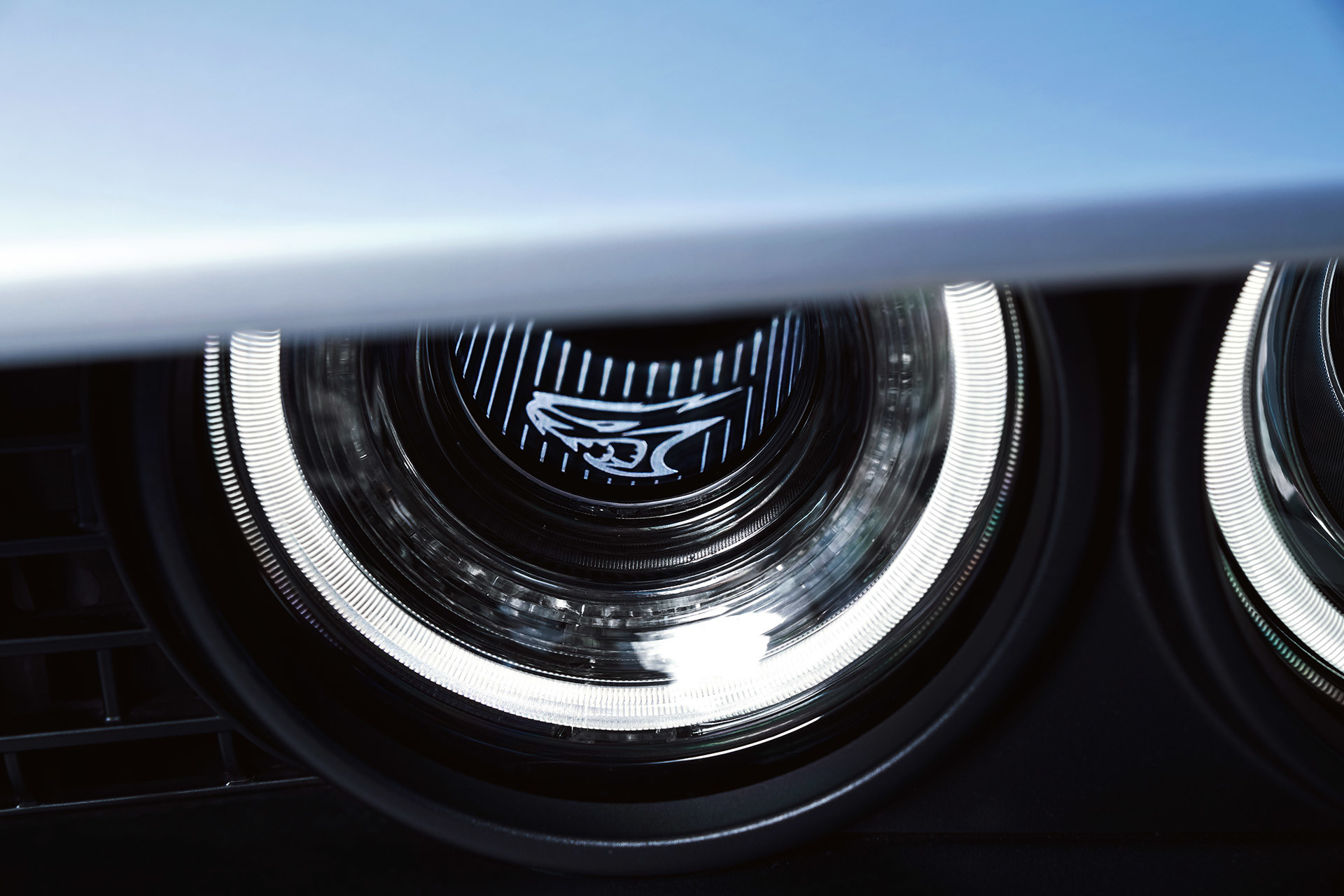 Gros plan du phare Air CatcherMD du côté conducteur sur une Dodge Challenger 2021 argent.