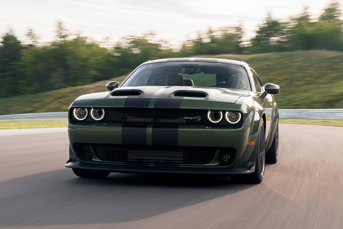 Une Dodge Challenger 2022 noire roulant sur un circuit extérieur.