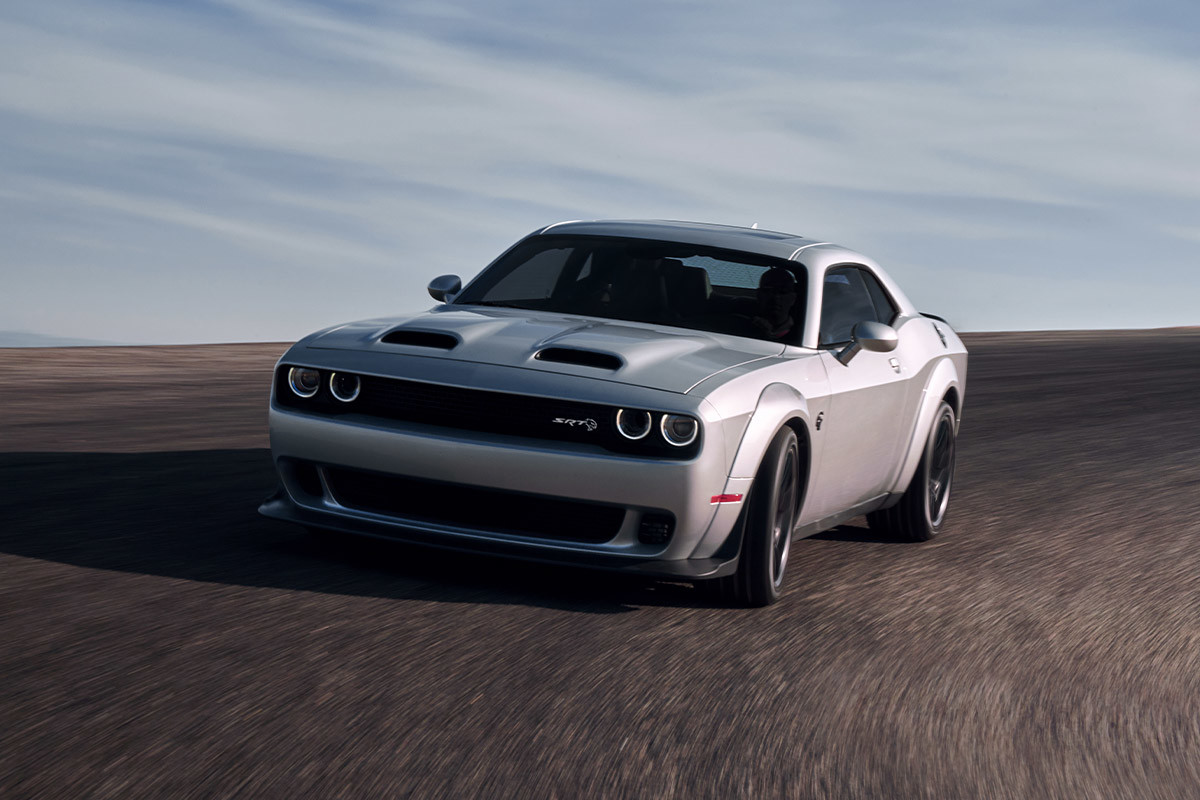 Une Dodge Challenger 2022 argent roulant sur une voie rapide.