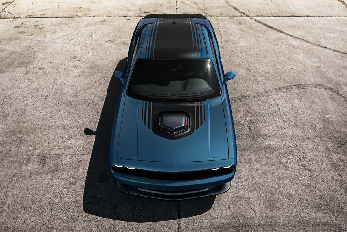 Une Dodge Challenger 2022 bleue garée sur une route pavée.
