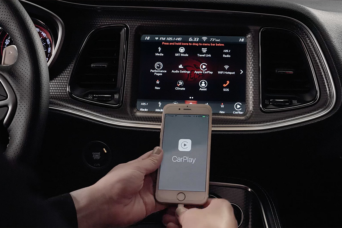 Un iPhone connecté à une Dodge Challenger 2022.