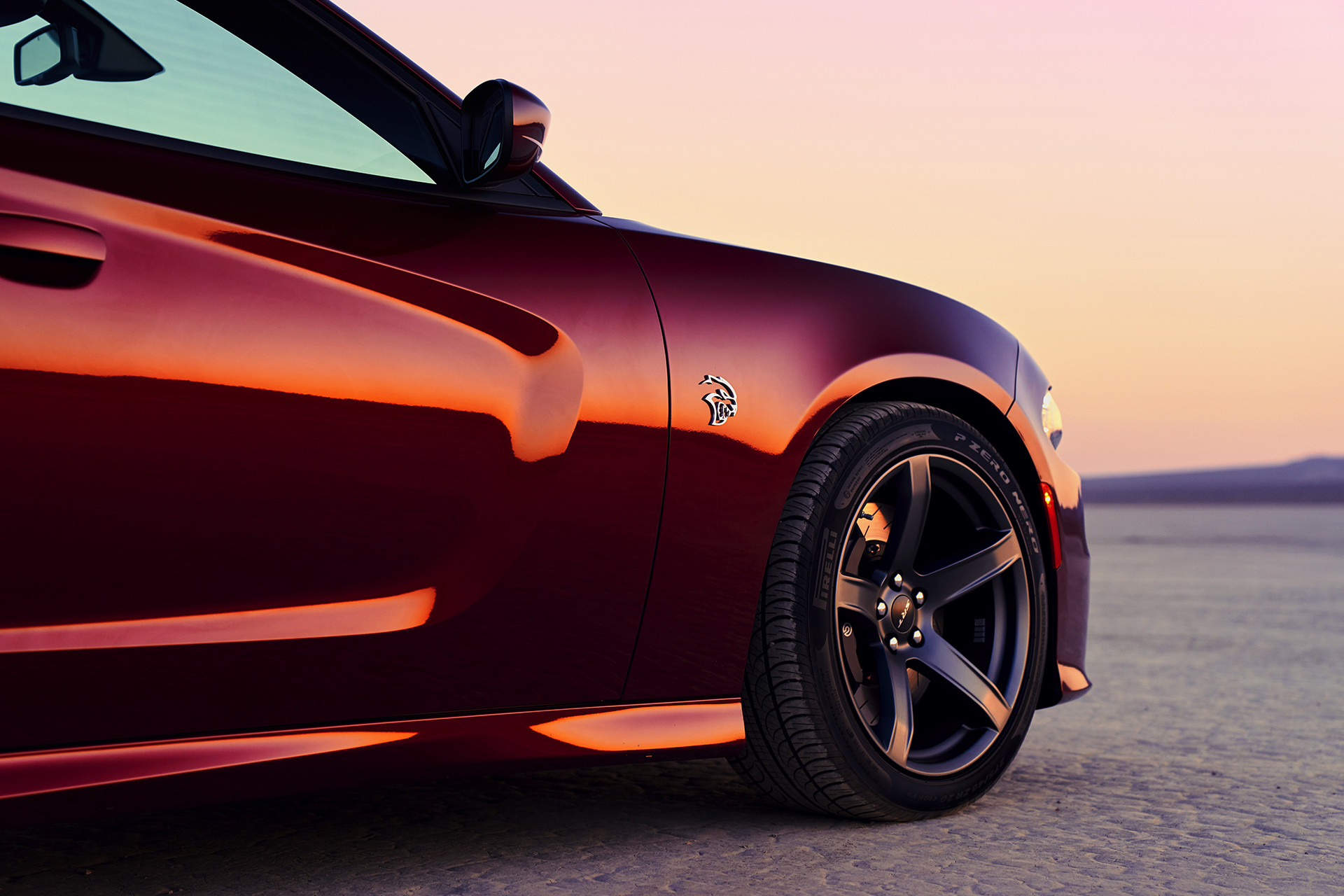 Une Dodge Charger 2019 rouge stationnée dans un désert.