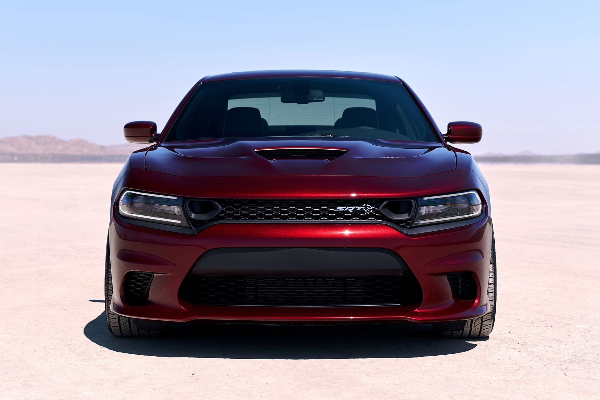Vue du capot de la Dodge Charger 2019, illustrée en rouge