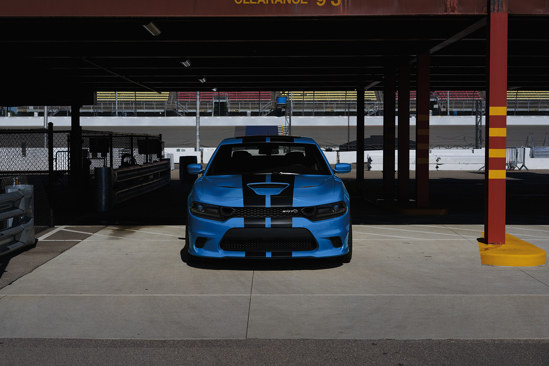 Vue avant du capot peint en noir lustré de la Dodge Charger 2019.