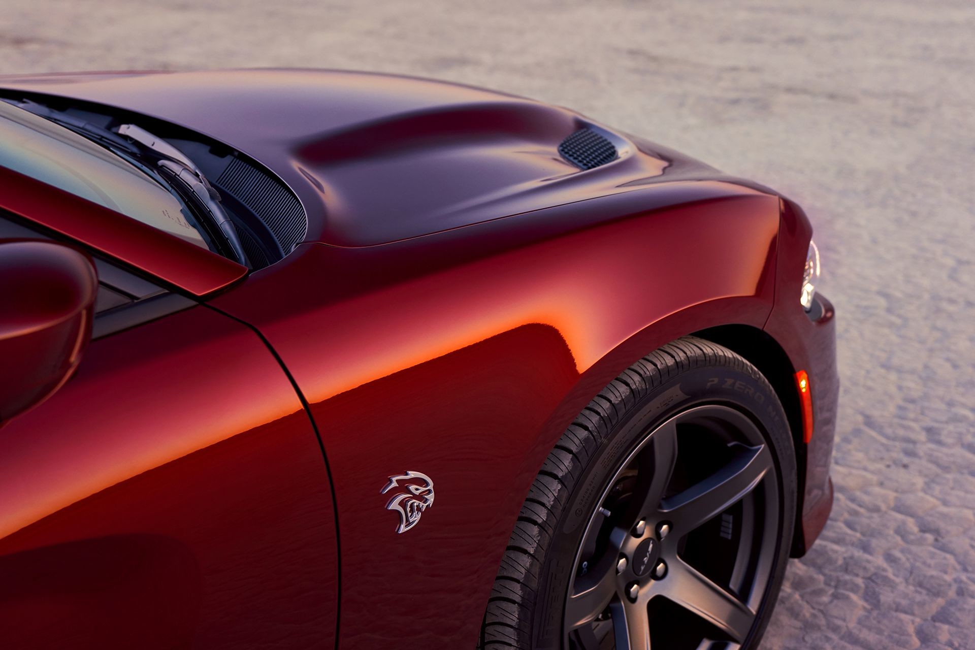 Vue latérale de la Dodge Charger SRT Hellcat 2019 en rouge