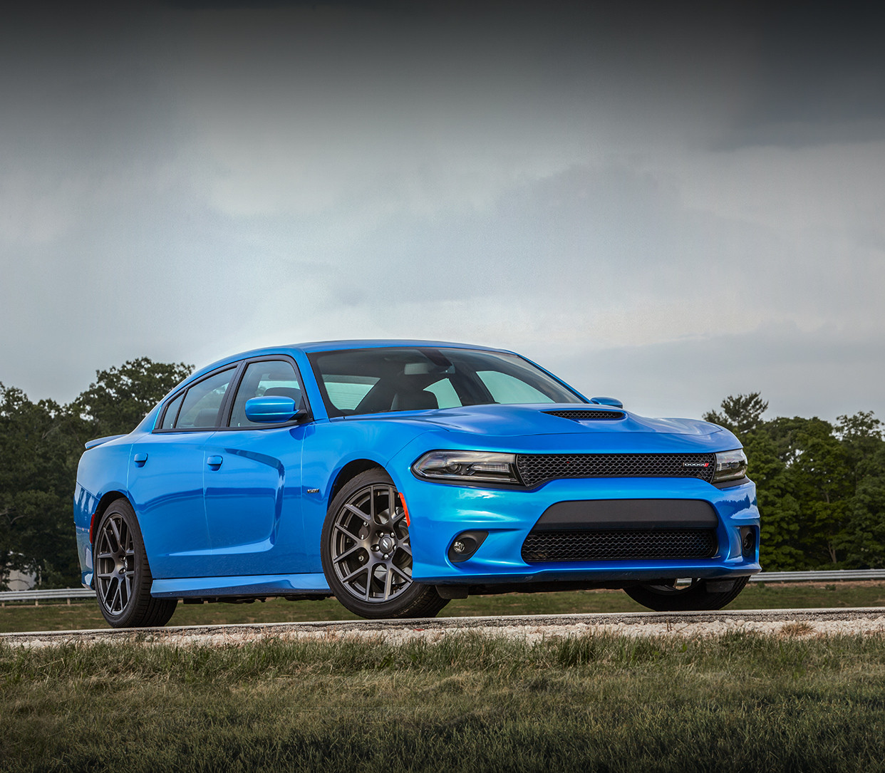 Une Dodge Charger rouge stationnée en plein milieu du désert