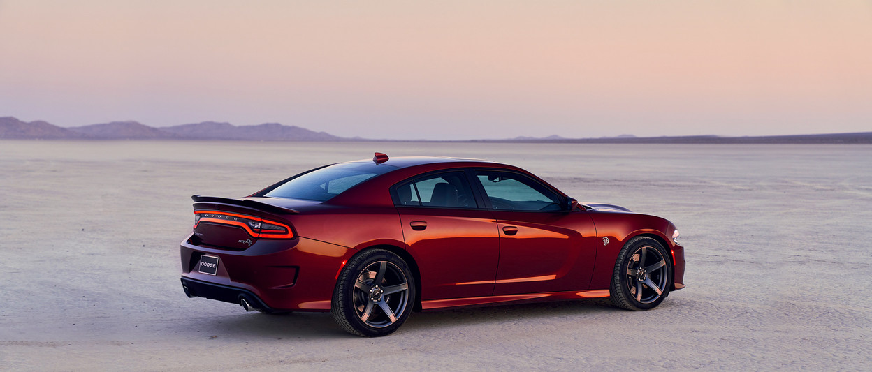 Vue latérale de la Dodge Charger 2019 en rouge