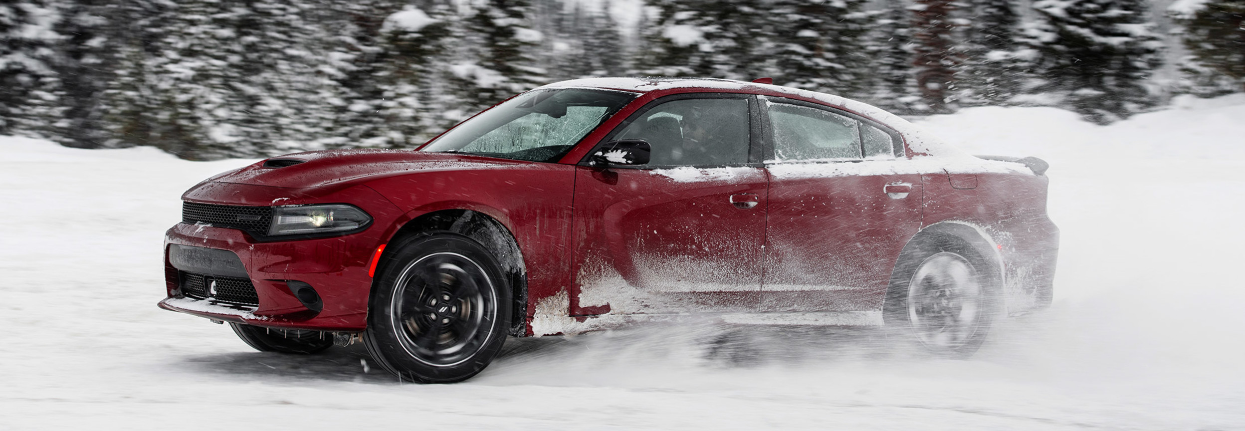 Dodge Charger 2020 rouge jouant dans la neige.