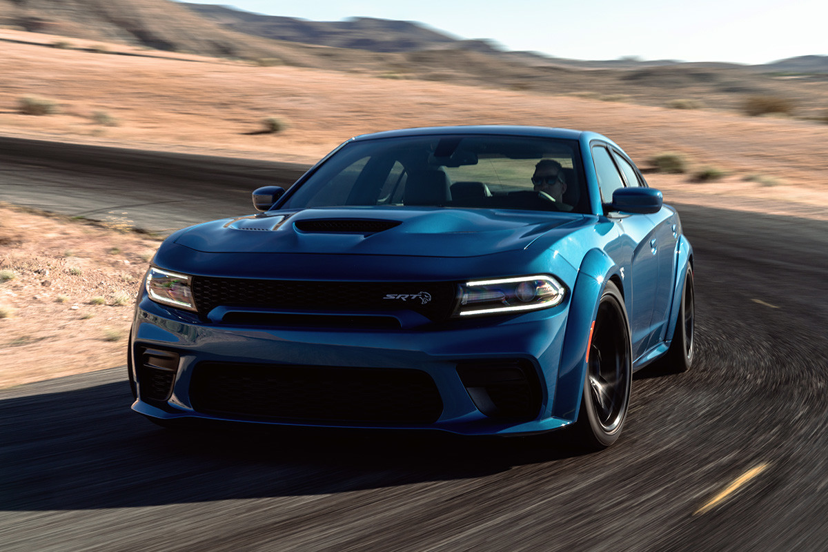 Une Dodge Charger SRTMD Hellcat 2020 bleue roulant sur une route à travers le désert
