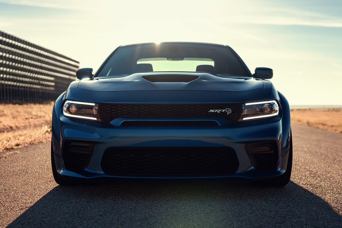 Une Dodge Charger SRTMD Hellcat 2020 blanche roulant sur une route dans le désert
