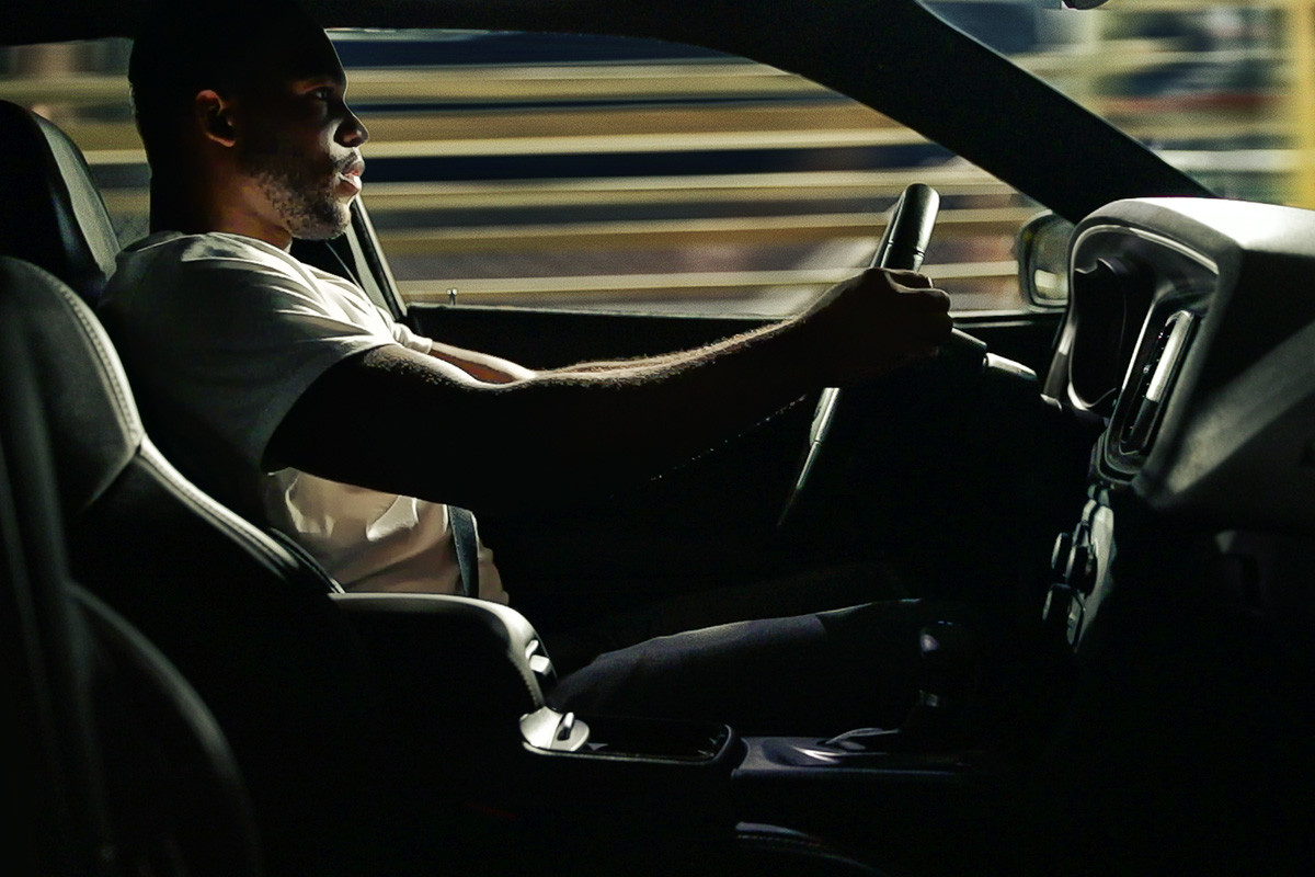 Vue latérale des sièges avant dans l’habitacle noir de la Dodge Charger 2020