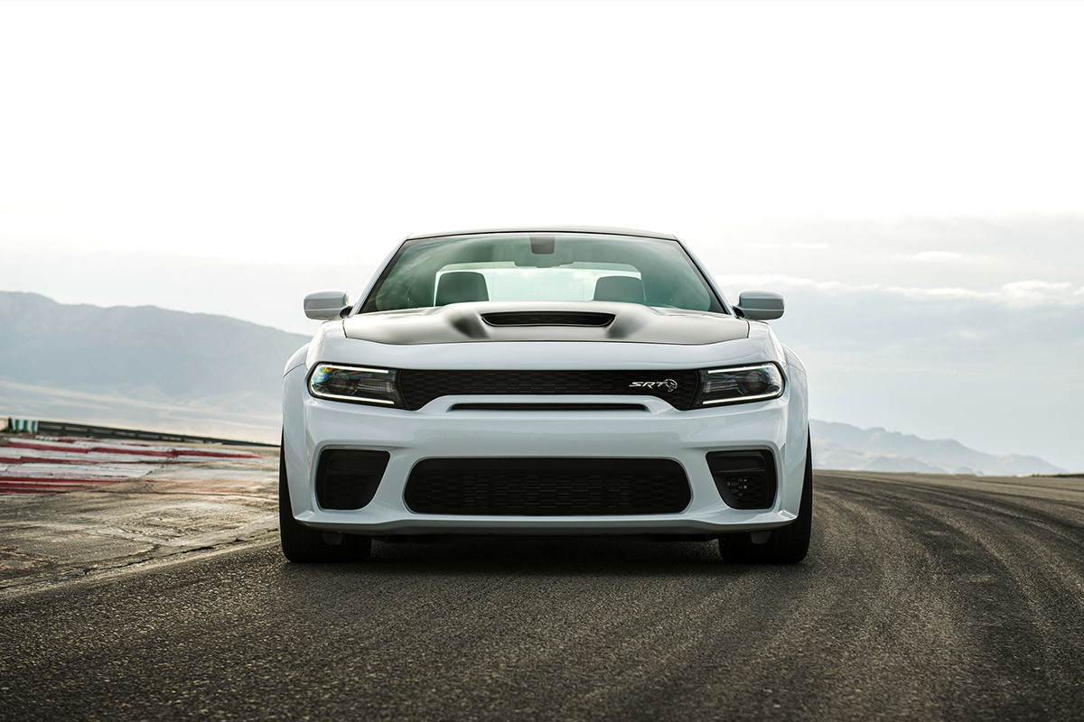 Vue avant d’une Dodge Charger 2021 stationnée sur une rue déserte