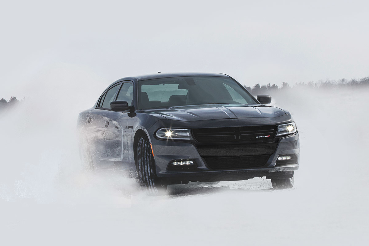 Une Dodge Charger 2021 noire roulant dans la neige