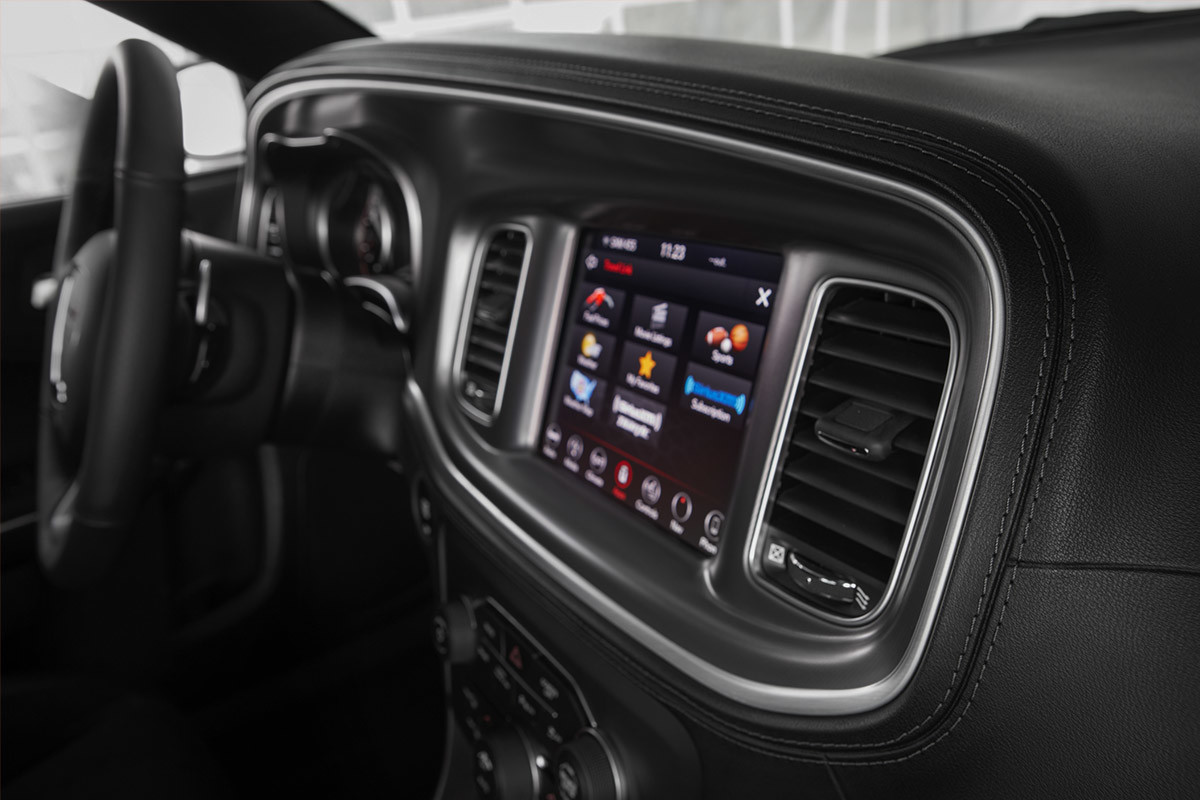 Plan rapproché des applications intelligentes SiriusXM à l’écran tactile de 7 po de la Dodge Charger 2021