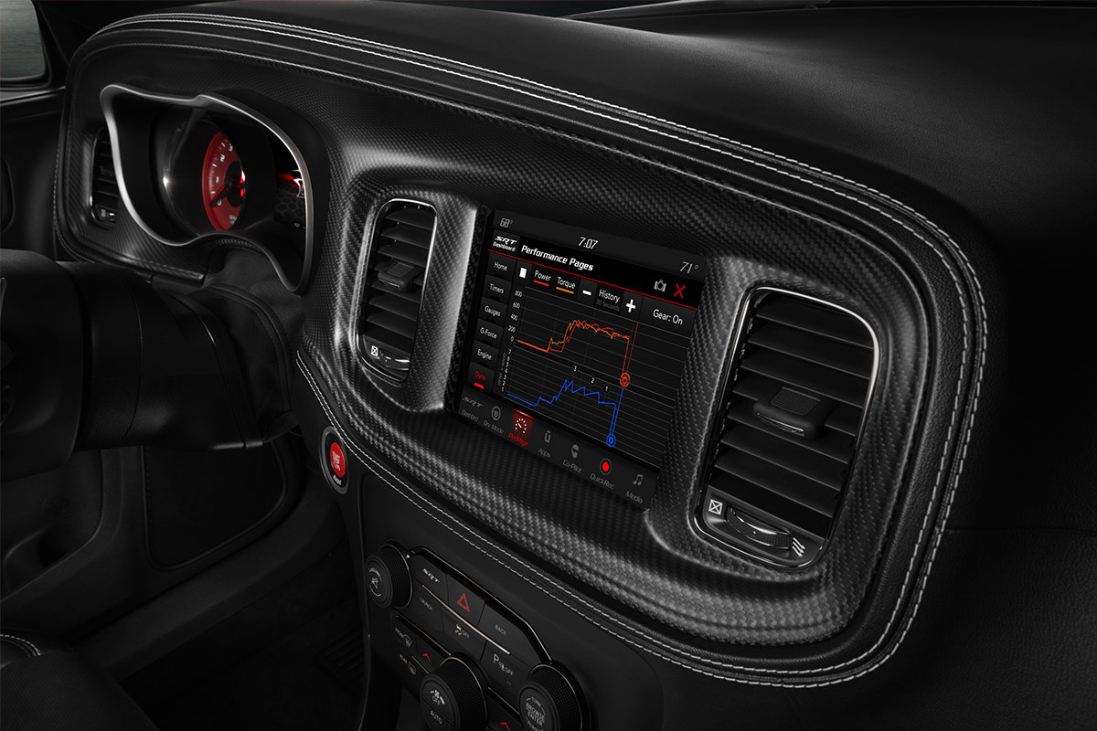 Plan rapproché des performances du véhicule affichées à l’écran tactile de 7 po de la Dodge Charger 2021