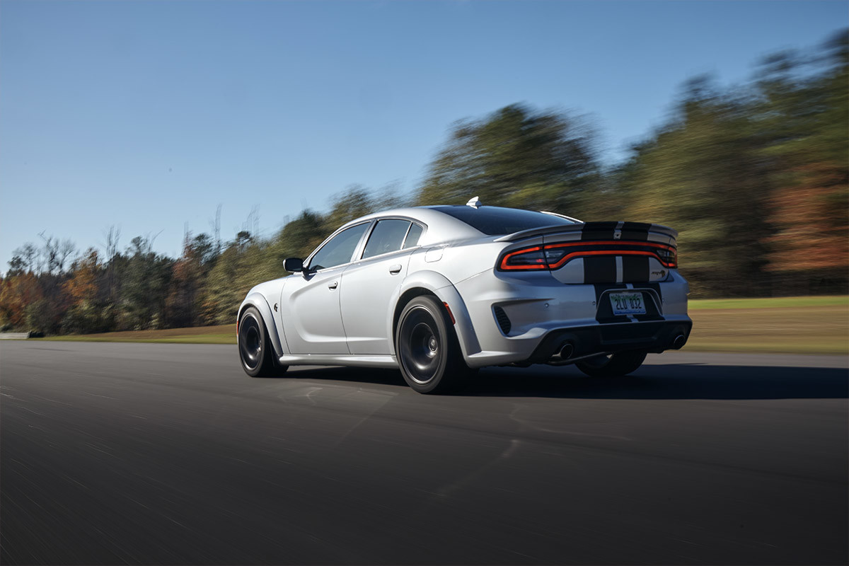 Vue latérale d’une Dodge Charger 2022 de couleur argent roulant sur route.