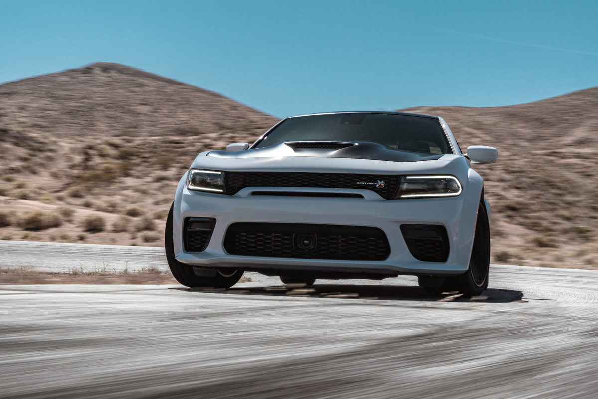Dodge Charger 2022 blanche garée sur une route déserte.