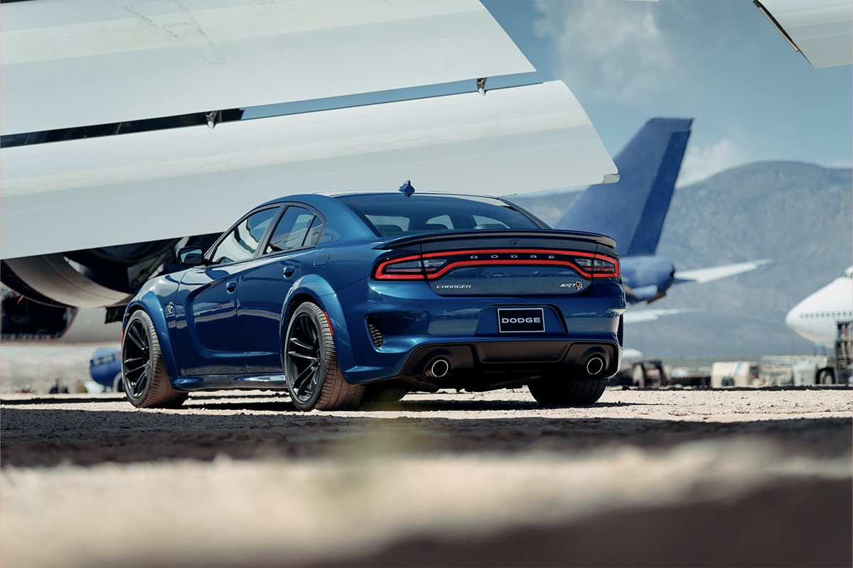 Vue arrière d’une Dodge Charger 2022 bleue
