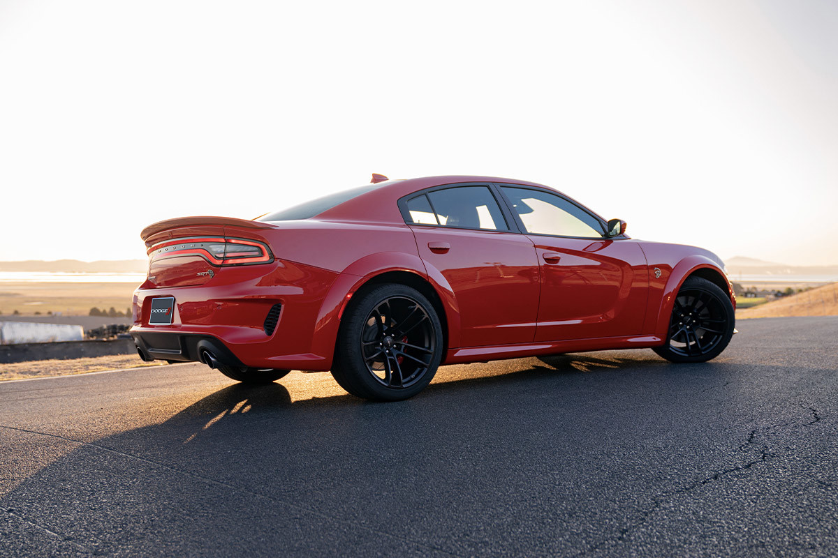 Vue arrière d’une Dodge Charger 2022 rouge