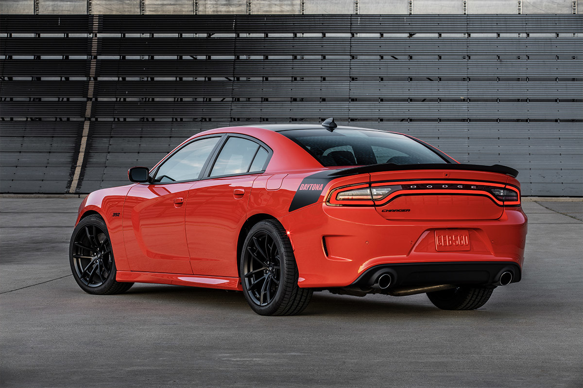 Vue extérieure arrière d’une Dodge Charger 2022 rouge