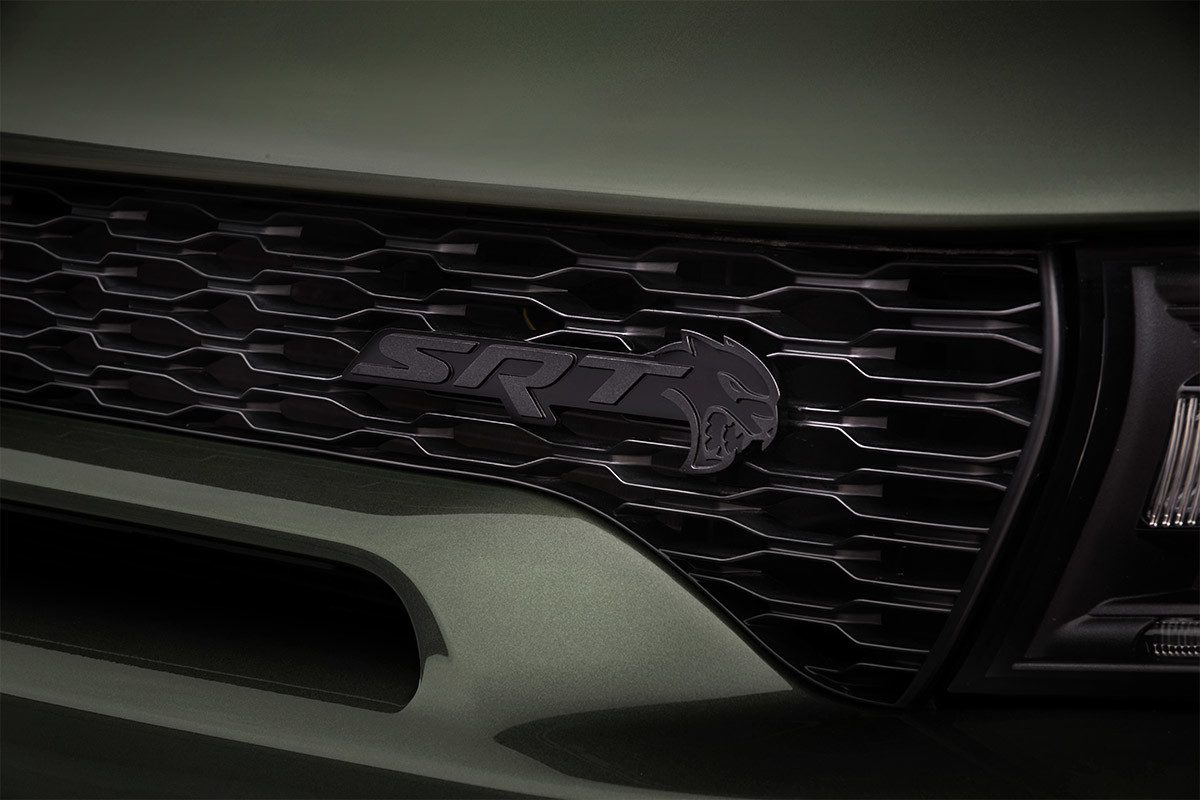 Gros plan de la calandre d’une Dodge Charger 2022 avec le logo SRT en évidence.