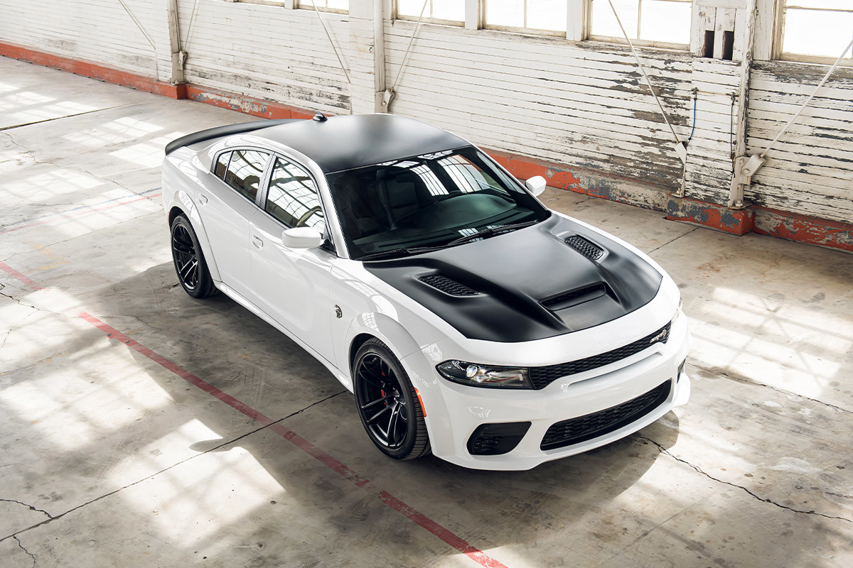 Une Dodge Charger 2022 blanche garée dans un garage