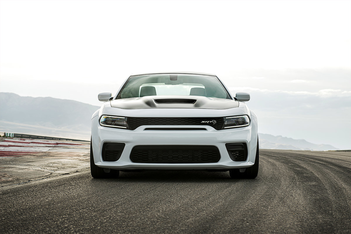 Extérieur avant d’une Dodge Charger 2022 blanche roulant sur une route.