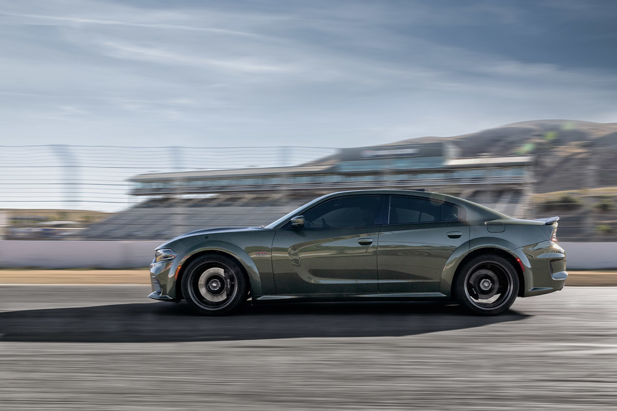 Dodge Charger 2022 verte roulant sur une route.