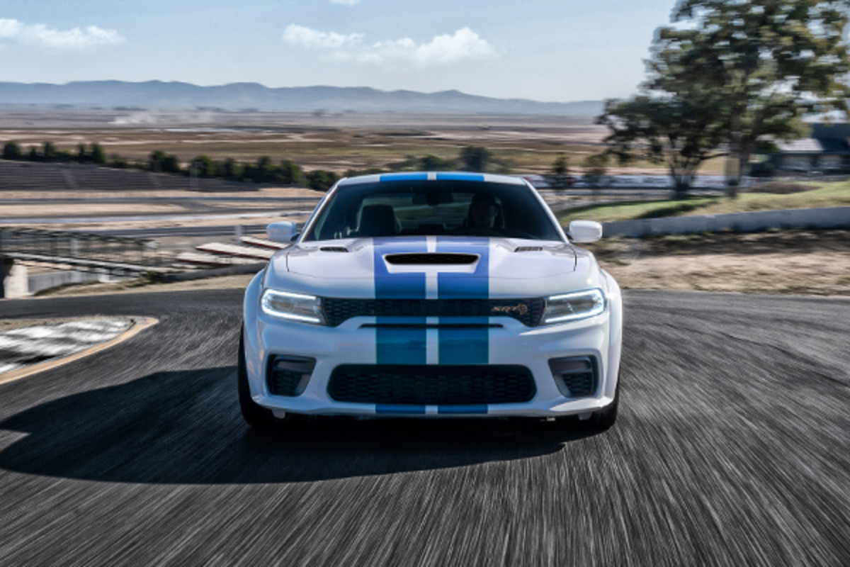 Vue avant d’une Dodge Charger 2022 blanche roulant sur une route.