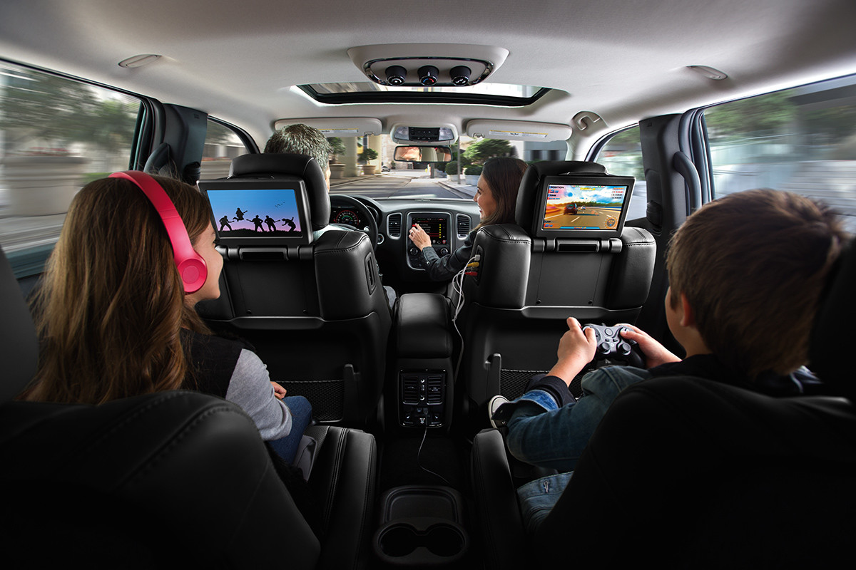 Vue du système de divertissement à la 2e rangée dans l’habitacle du Dodge Durango 2019