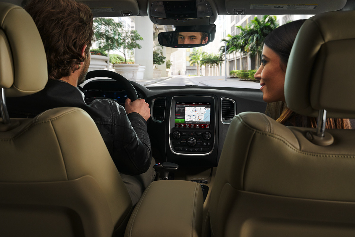 Vue des passagers utilisant le système de communication mains libres dans l’habitacle du Dodge Durango 2019