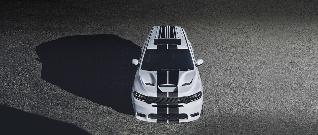 Vue extérieure de dessus du Dodge Durango 2019, illustré en blanc avec des bandes de course noires