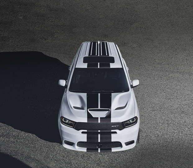 Vue extérieure de dessus du Dodge Durango 2019, illustré en blanc avec des bandes de course noires