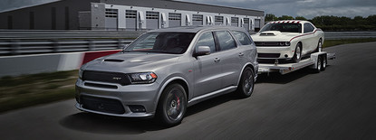 Vue extérieure du Dodge Durango 2019, illustré en argent, tirant un bateau