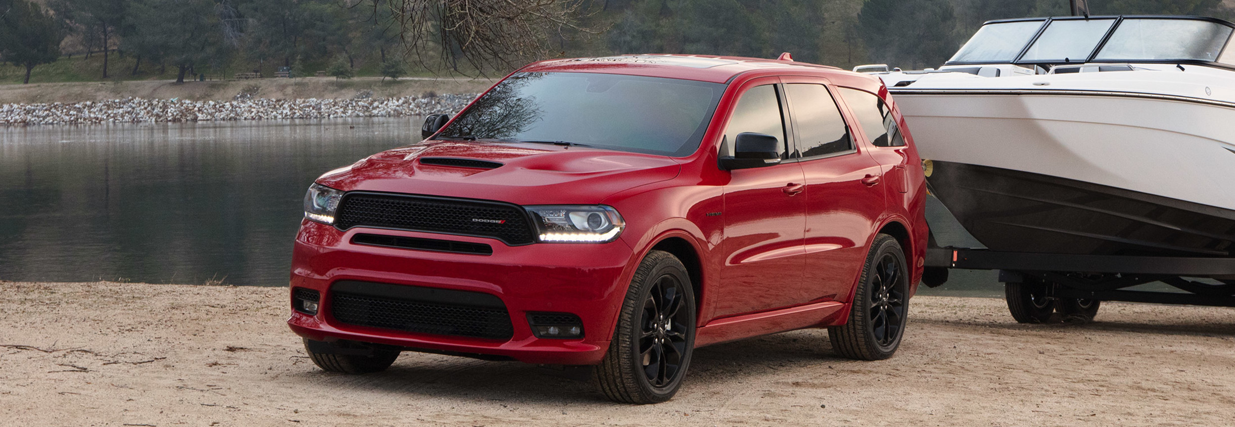 Dodge Durango 2020 rouge remorquant un bateau hors de l’eau.