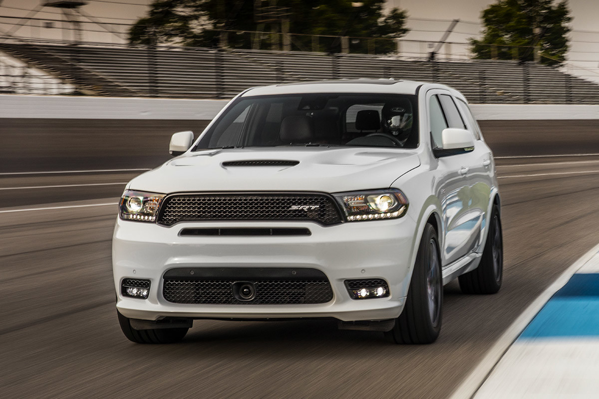 Vue de face d’un Dodge Durango 2020 blanc roulant sur un circuit