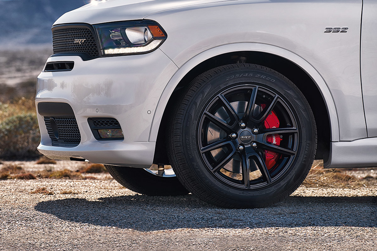 Un Dodge Durango 2020 blanc stationné à l’extérieur sur une route de terre entourée de montagnes
