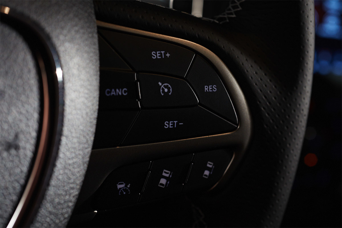 Zoom avant du volant du Dodge Durango 2020 montrant les boutons du régulateur de vitesse adaptatif