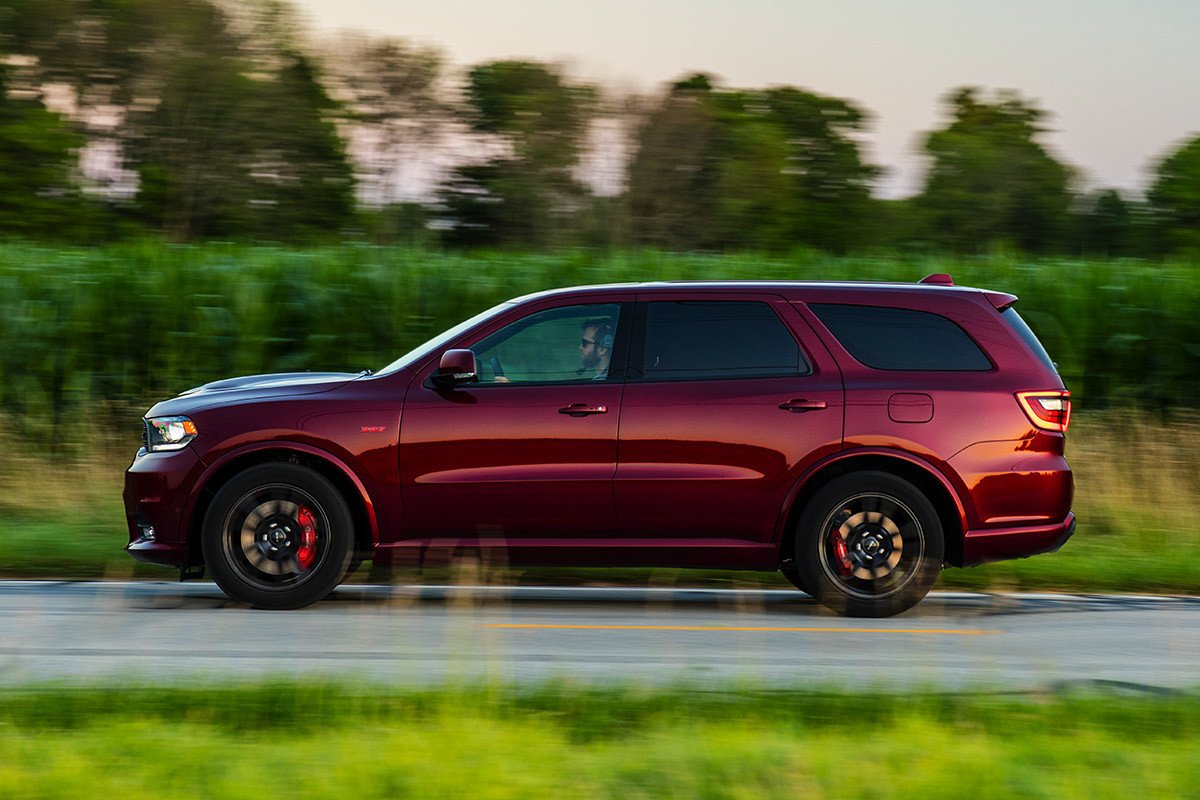 Un Dodge Durango 2020 rouge roulant sur une route de campagne à côté d’un champ de maïs