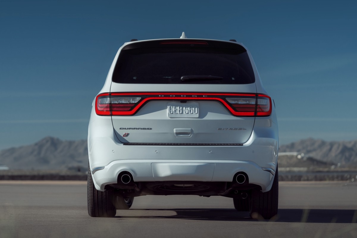 Vue arrière d’un Dodge Durango 2021 blanc stationné dans le désert.