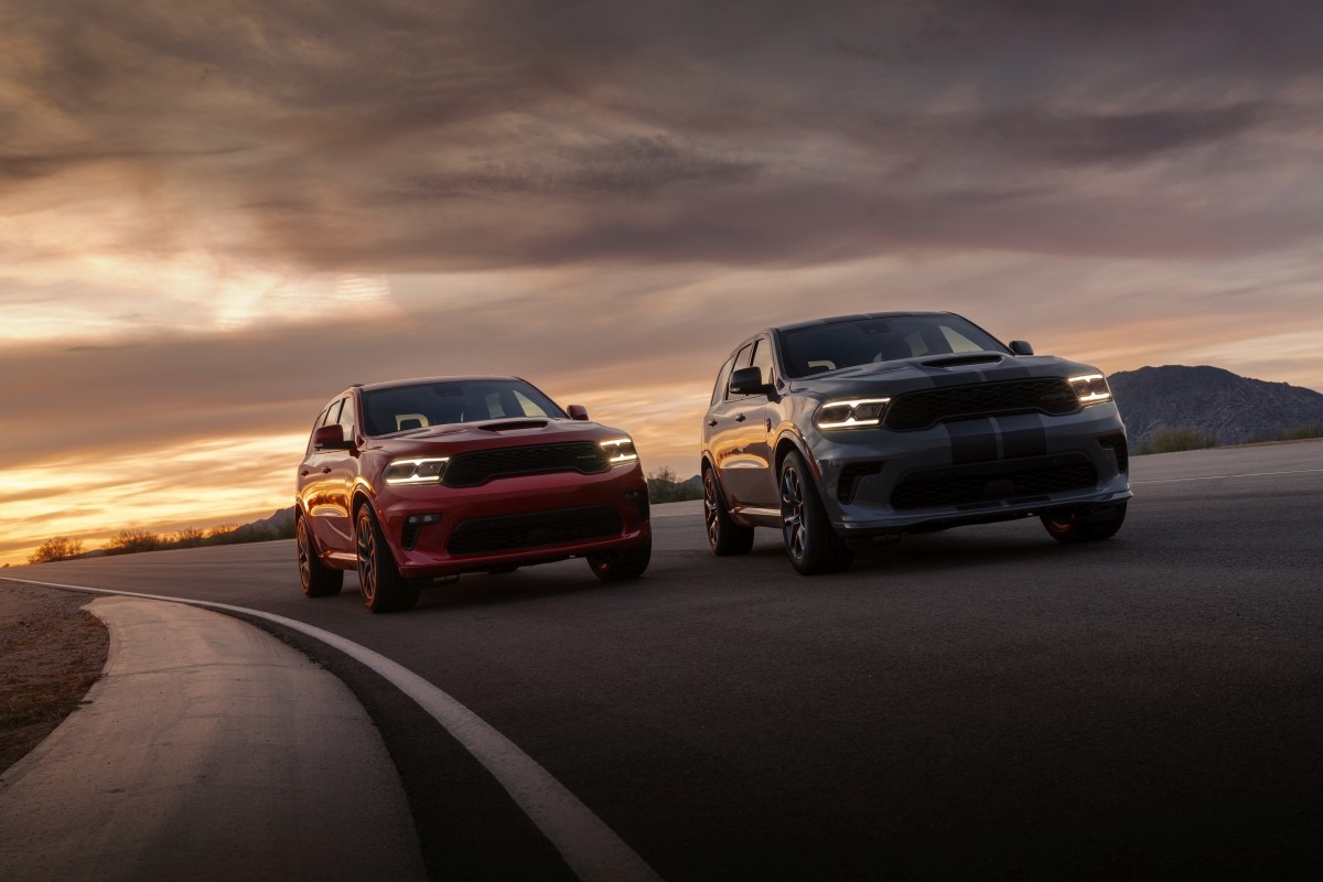 Deux véhicules Dodge Durango 2021 roulant côte à côte sur une piste de course.