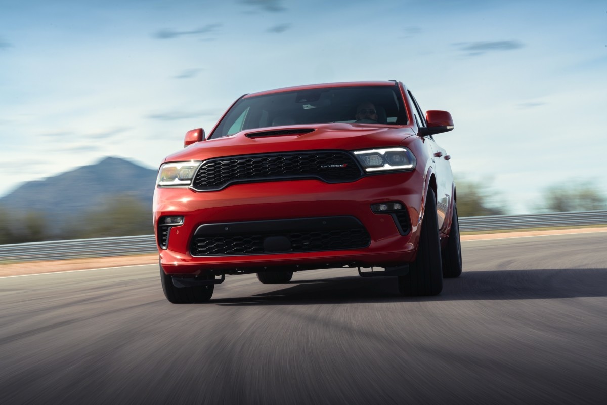 Vue de face d’un Dodge Durango 2021 rouge sur la route.