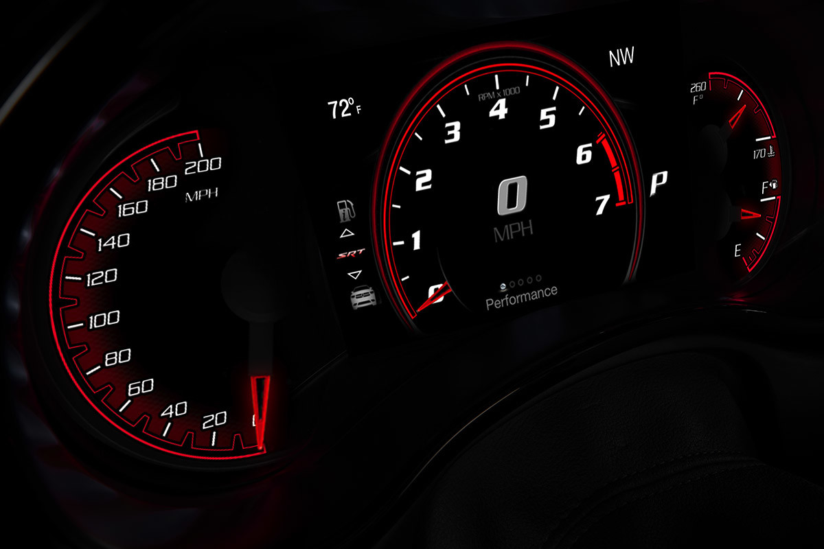 Gros plan de l’écran couleur de 7 po intégré au groupe d’instruments du Dodge Durango.