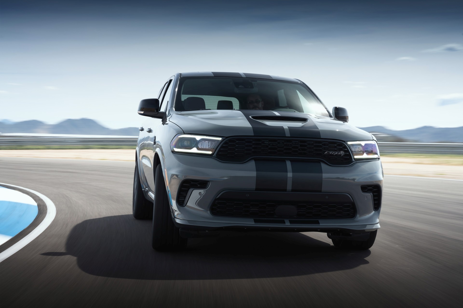 Dodge Durango SRT 2021 roulant sur une piste de course.