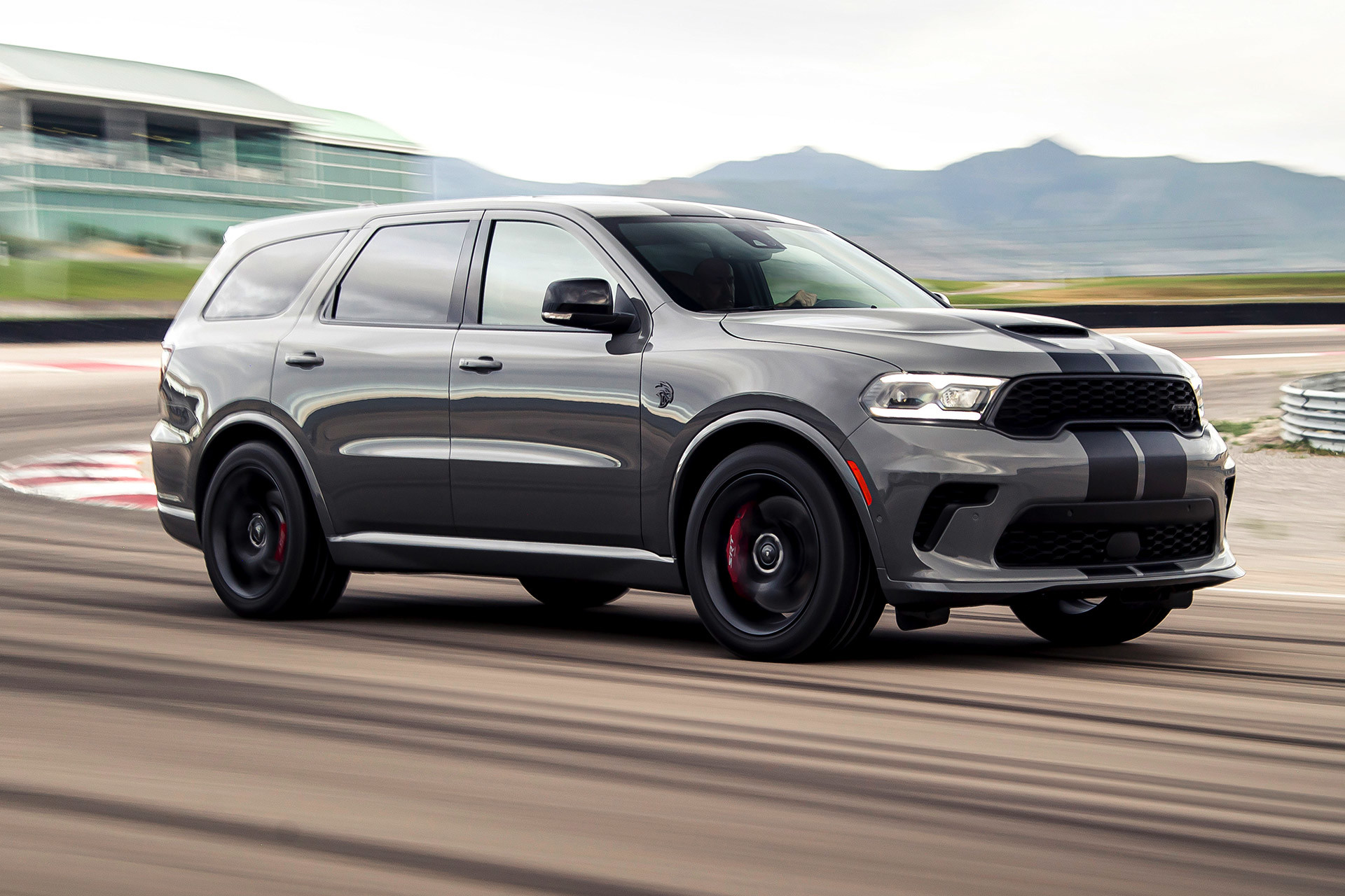 SRT Hellcat gris filant à toute vitesse sur une piste de course.