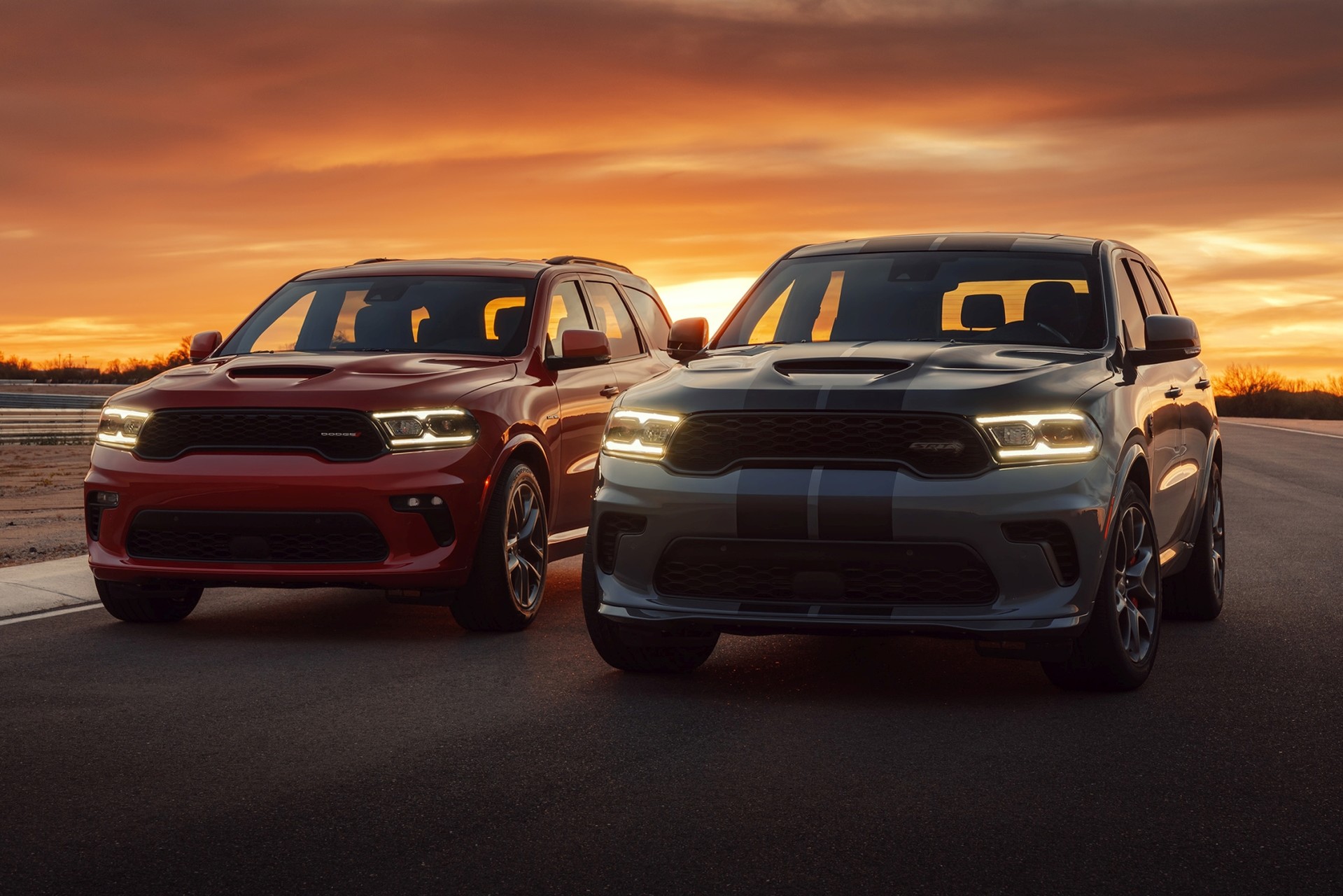 Deux Dodge Durango 2021, feux allumés.